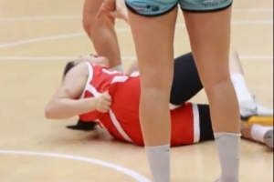 leyu乐鱼体育手机官网入口-遭对手垫屁股的动作受伤离场！U19女篮球员李雨汧伤势并无大碍