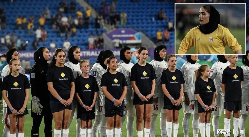 乐鱼体育app-拒唱国歌到高唱国歌!伊朗女足向国旗敬礼 戴头巾+穿长衣长裤踢球