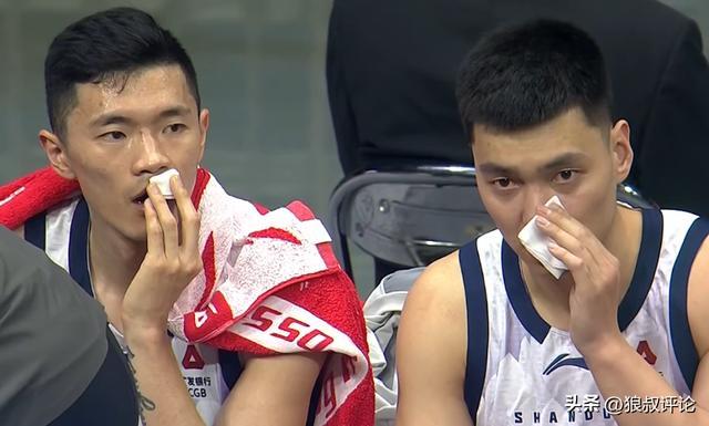 体育娱乐-复刻CBA名画!陈林坚和陈培东同时拿纸巾擦血引关注