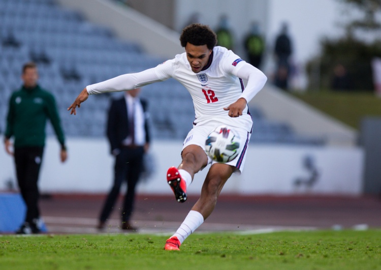 在线体育-近3个赛季五大联赛英格兰右后卫创造机会榜：阿诺德132次居首